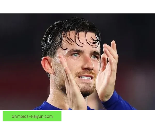 奇尔韦尔边后卫风格逐渐展现 出色的攻防平衡,表现稳健引人关注 奇尔韦尔边后卫风格逐渐展现 出色的攻防平衡,表现稳健引人关注